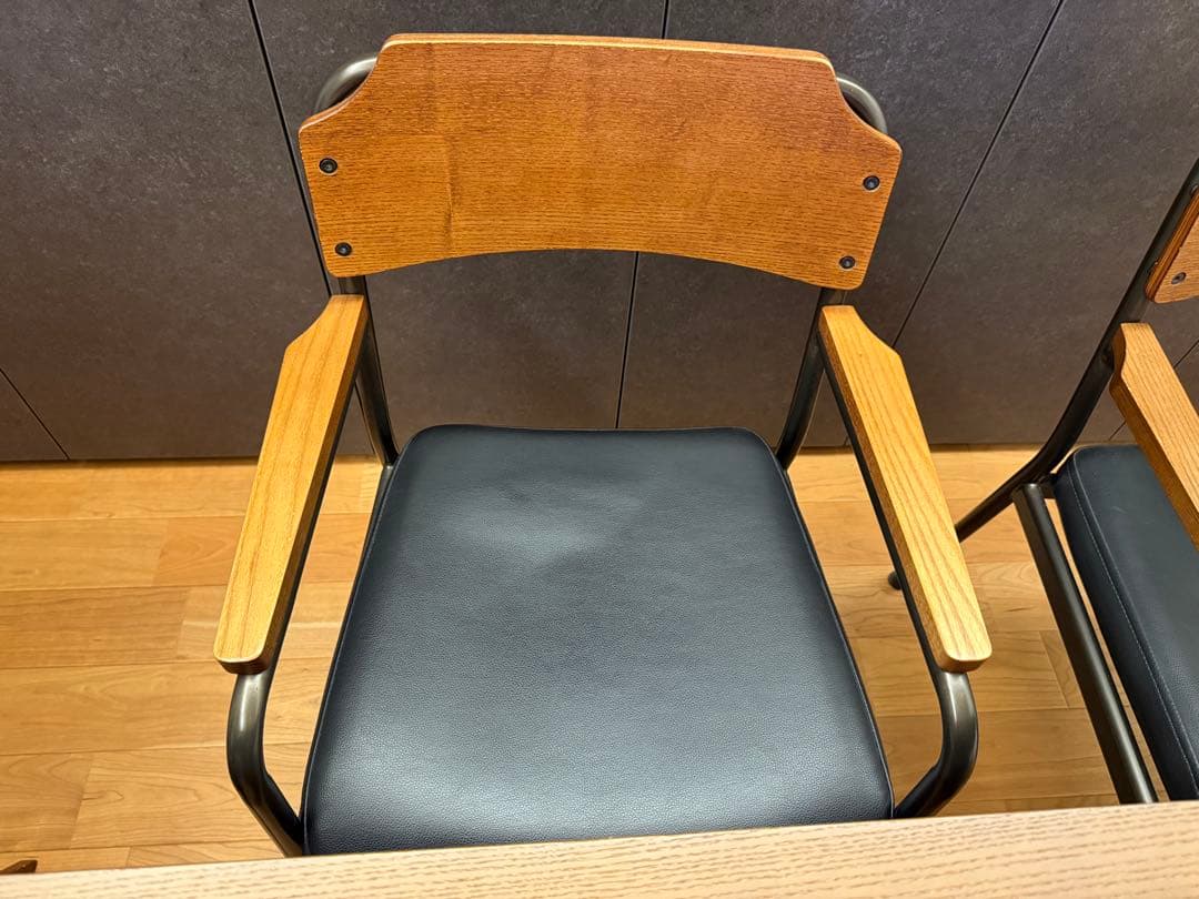 unico 木製アームチェア 黒クッション付き