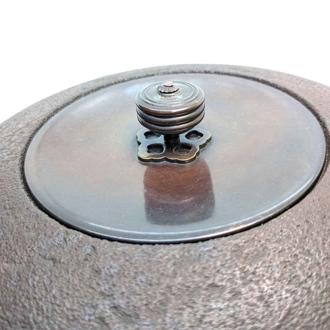 竹地紋と尾垂の風合いが美しい、わびさび感じる茶釜。