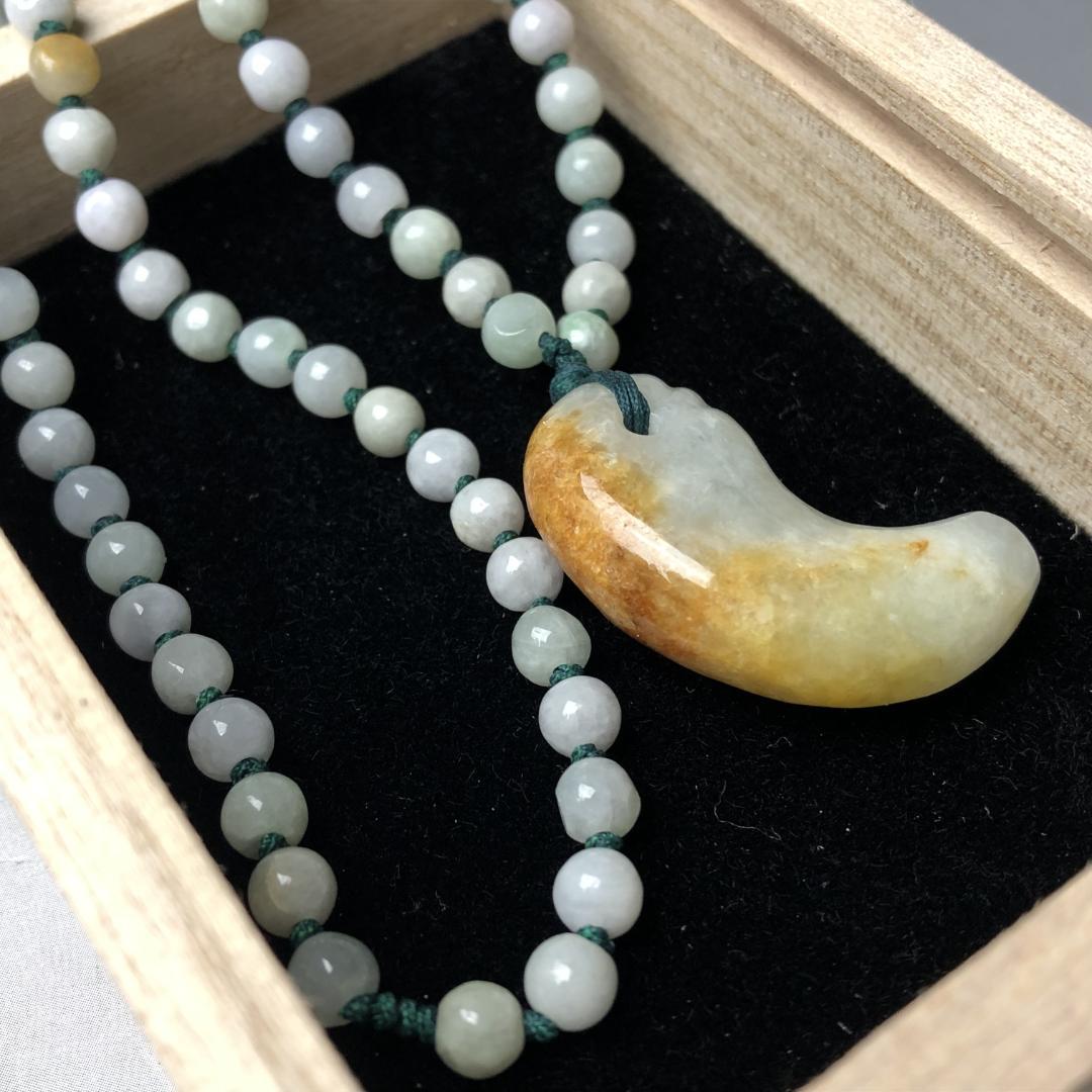 勾玉　本翡翠 ペンダント ネックレス 　木箱付き