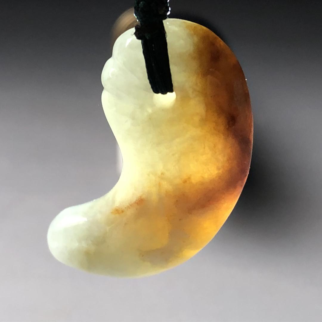 勾玉　本翡翠 ペンダント ネックレス 　木箱付き