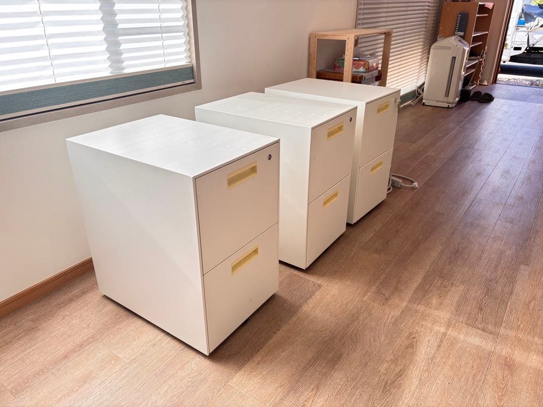 事務所　備品　机キャビネット