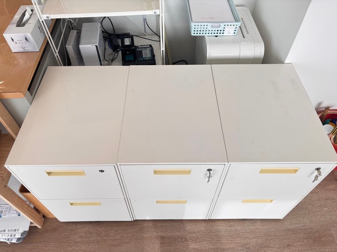 事務所　備品　机キャビネット