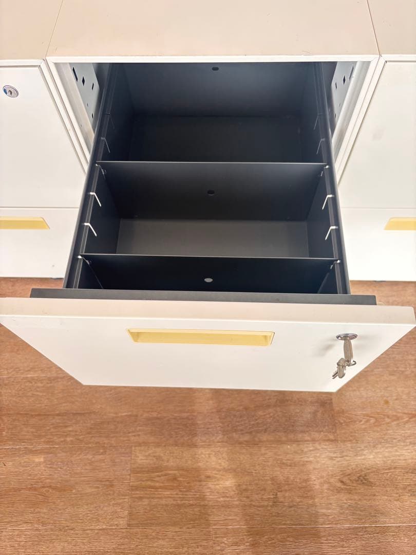 事務所　備品　机キャビネット