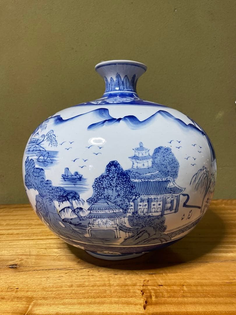 青白磁の山水画花瓶