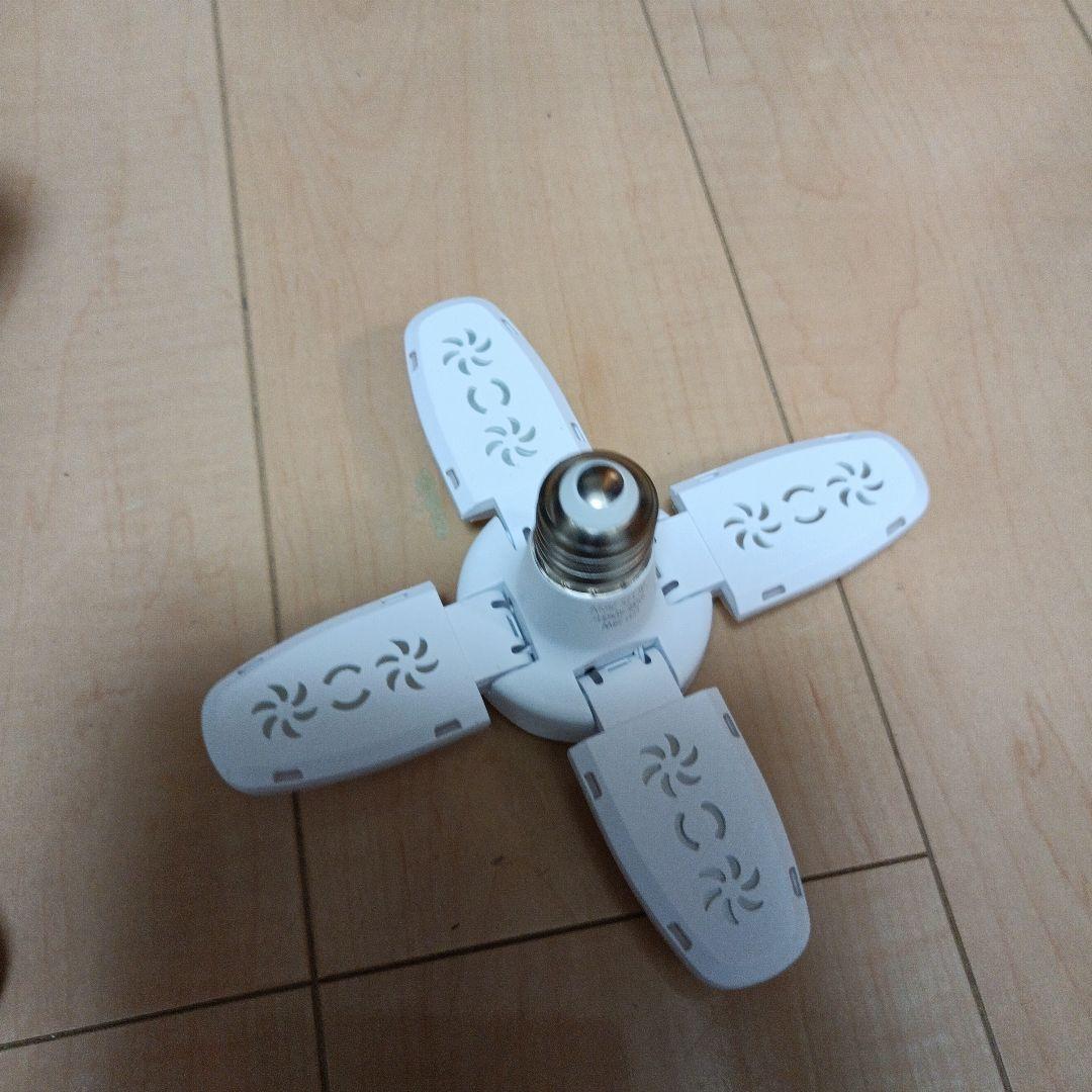 ガレージ、倉庫、作業灯部屋LED電球 4枚羽根 3個スイッチコード金具セット