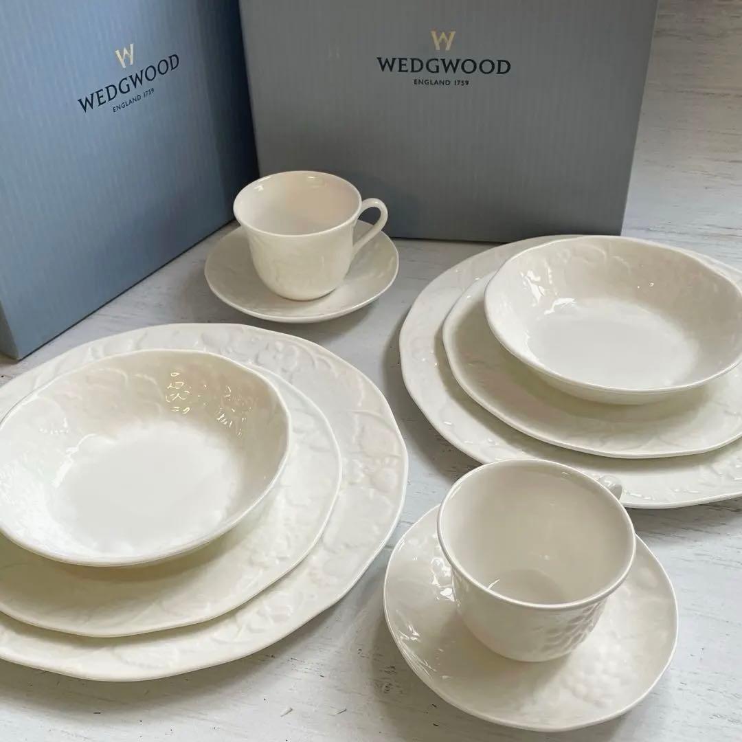 新品ブランド箱入り /ストロベリー＆バイン食器5点のペアセット