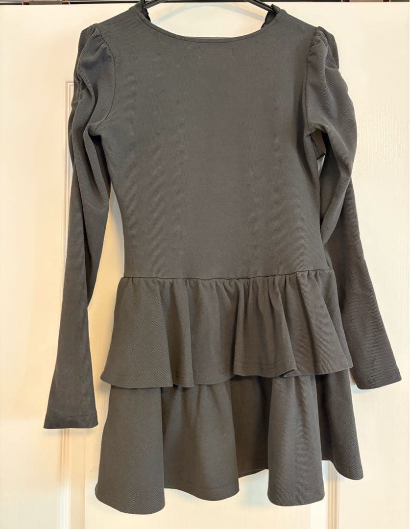 pium ハートボタンティアードリブワンピース