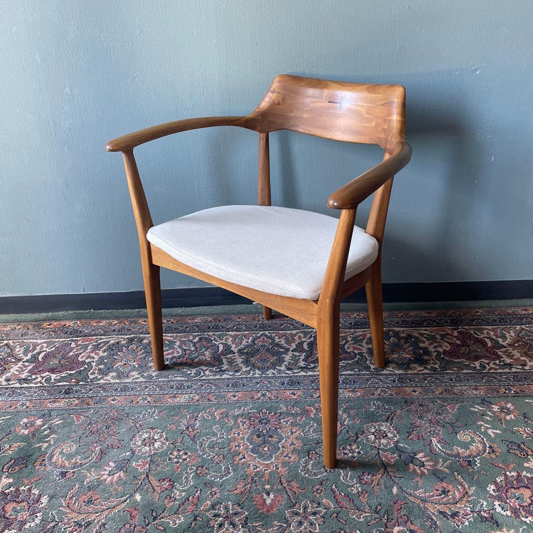 ①EDDA エッダ　ダイニングアームチェア　朝日木工加工　無垢材　1脚