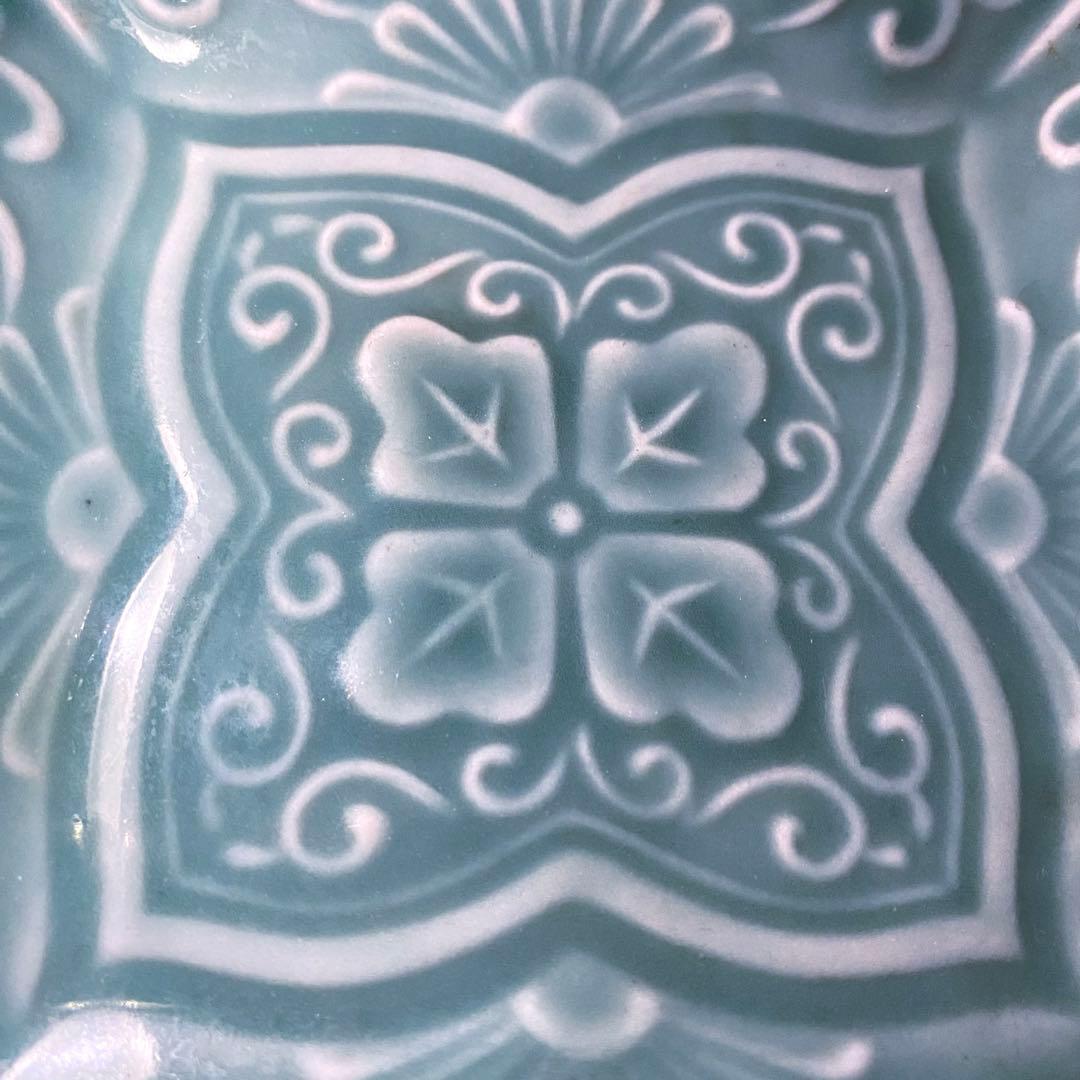 骨董・アンティーク　渋草焼　陽刻の美しい五陶青磁　四角皿　五客組　花唐草紋様