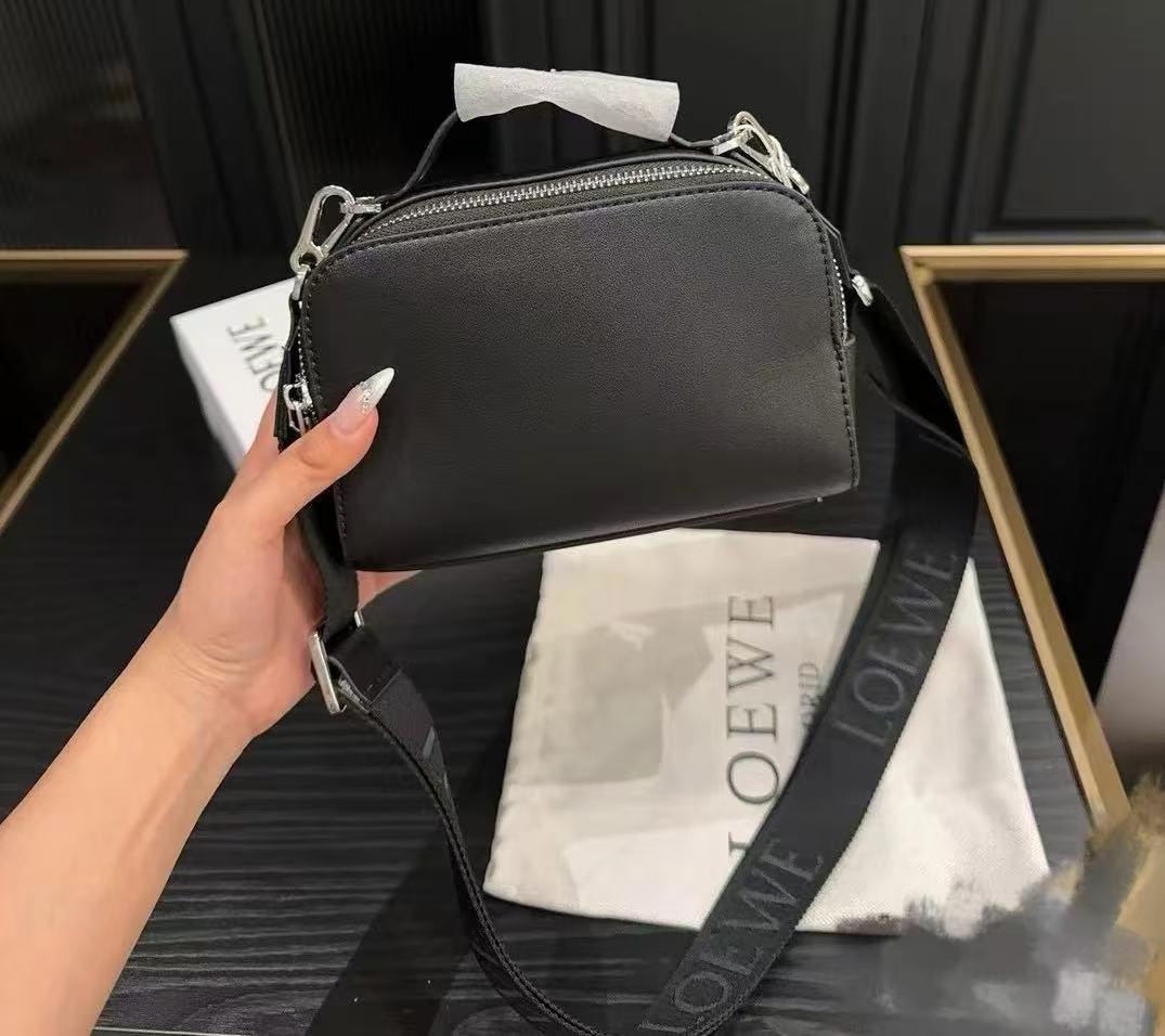 LOEWE ブラックレザーショルダーバッグ@1