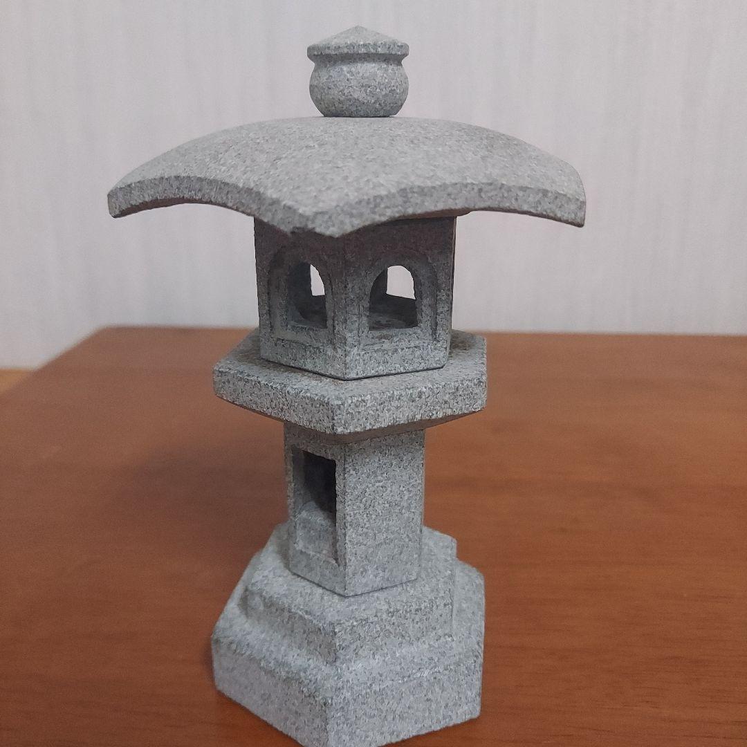 グレーの伝統的な燈籠 約15cm