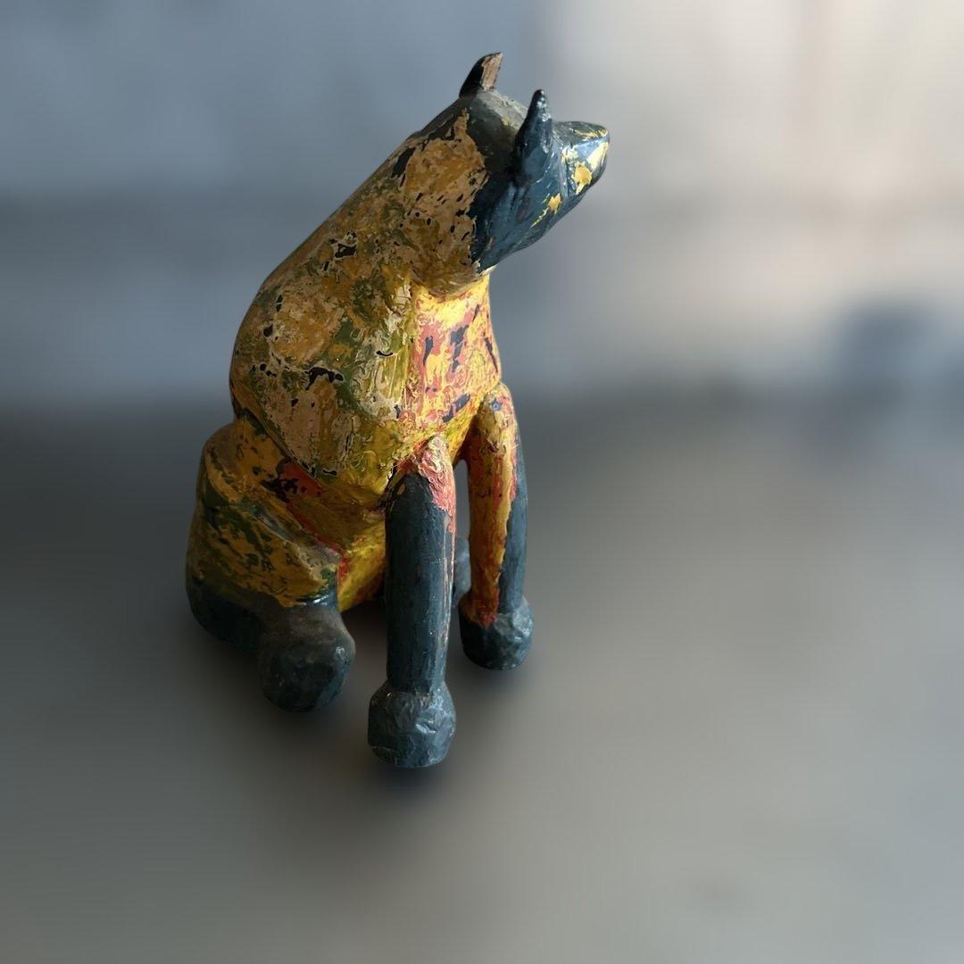 シュールな木製犬の置物 手作りアートスタイル