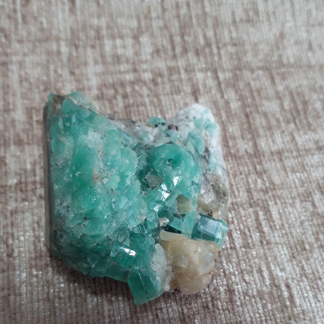 エメラルド　原石③