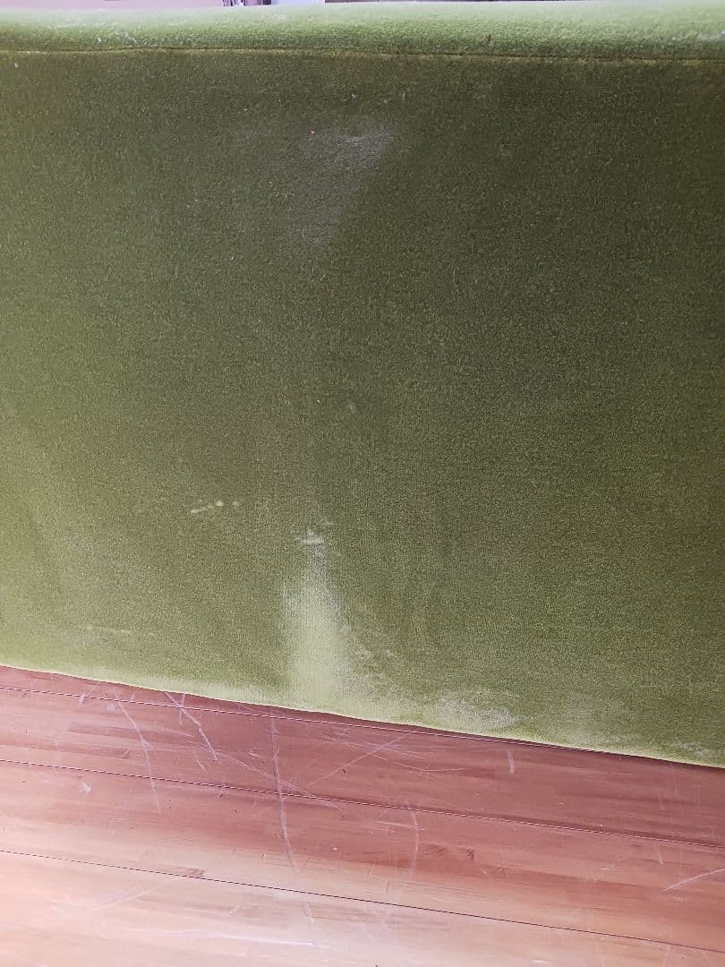 モスグリーン・ソファ