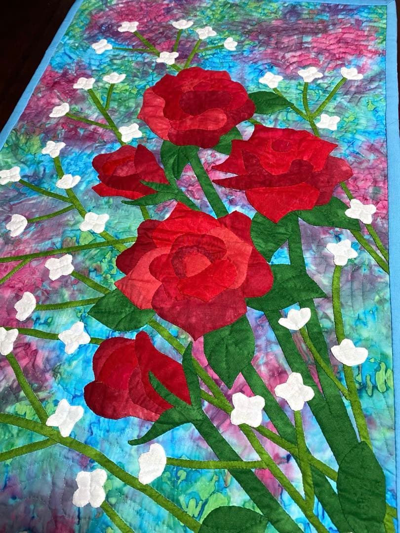 ハワイアンキルトタペストリー バラとカスミソウ