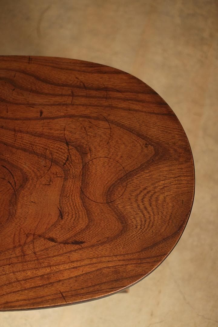 古いオーバル型の小ぶりなテーブル　ちゃぶ台