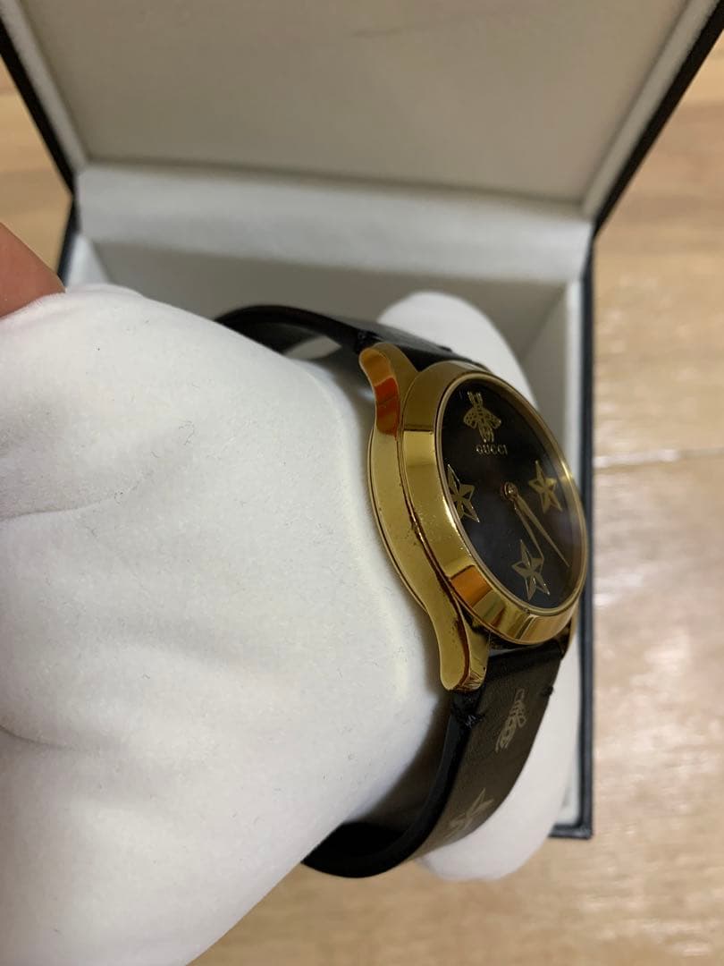 GUCCI Gタイムレス ビー 時計 ブラック×ゴールド ya1264055