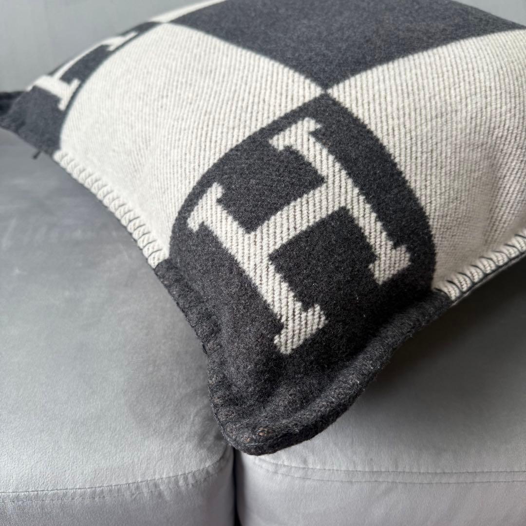 エルメス アヴァロン PM クッション エクリュxグリ・フォンセ カシミヤカバー