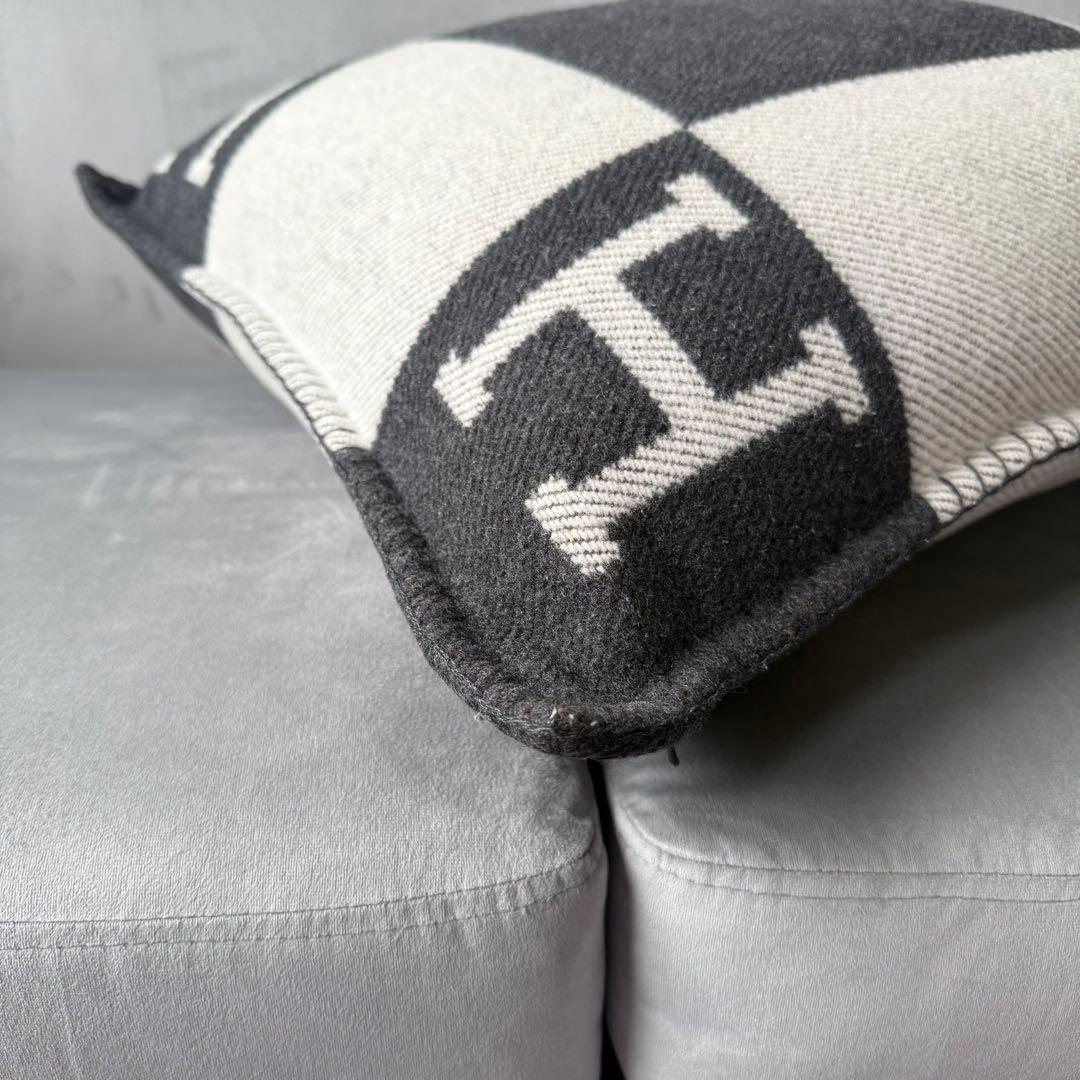 エルメス アヴァロン PM クッション エクリュxグリ・フォンセ カシミヤカバー