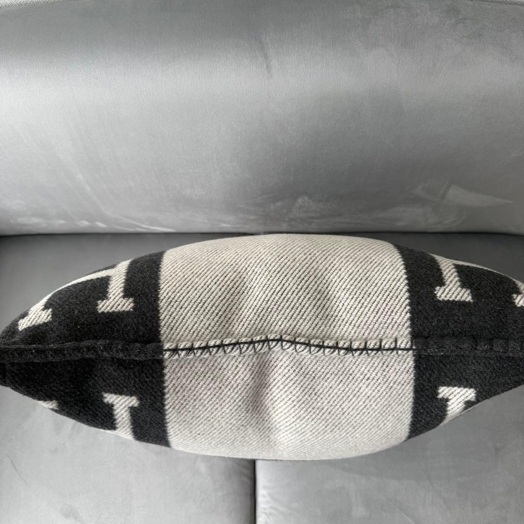 エルメス アヴァロン PM クッション エクリュxグリ・フォンセ カシミヤカバー