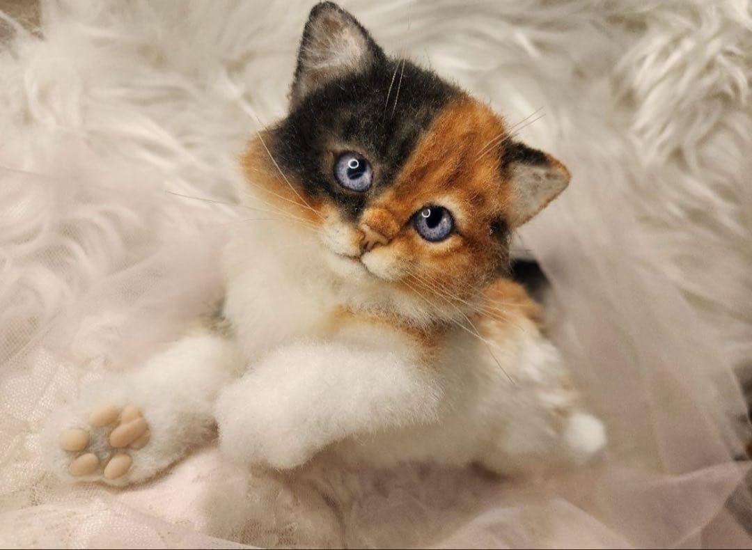 海外作家 猫 三毛猫 子猫ぬいぐるみ アートドール リアル 羊毛フェルト (左)