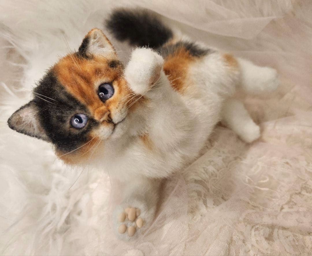 海外作家 猫 三毛猫 子猫ぬいぐるみ アートドール リアル 羊毛フェルト (左)