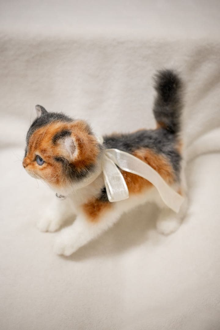 海外作家 猫 三毛猫 子猫ぬいぐるみ アートドール リアル 羊毛フェルト (左)