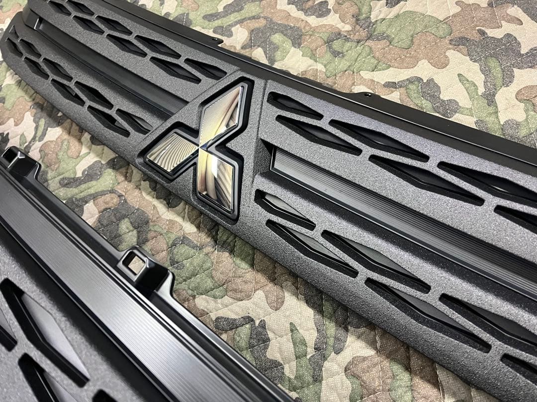 かあず新型デリカD5 後期　フロントグリル フォグベゼル　ラプター塗装