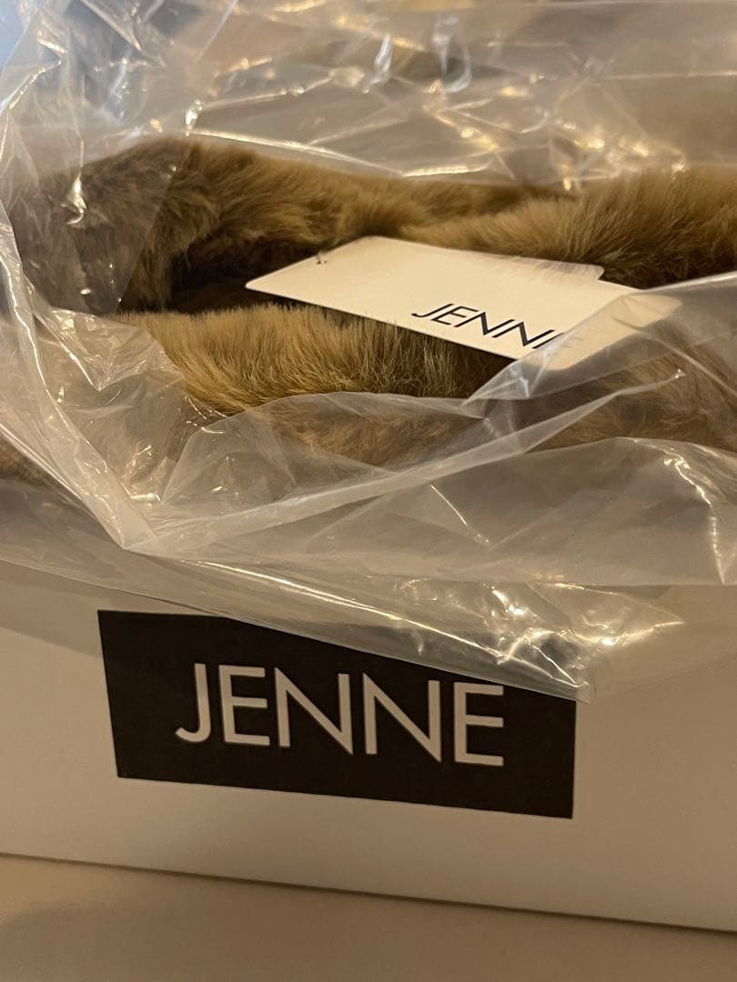 【新品今期タグ付き】JENNE リッチボリューム ファーケープ