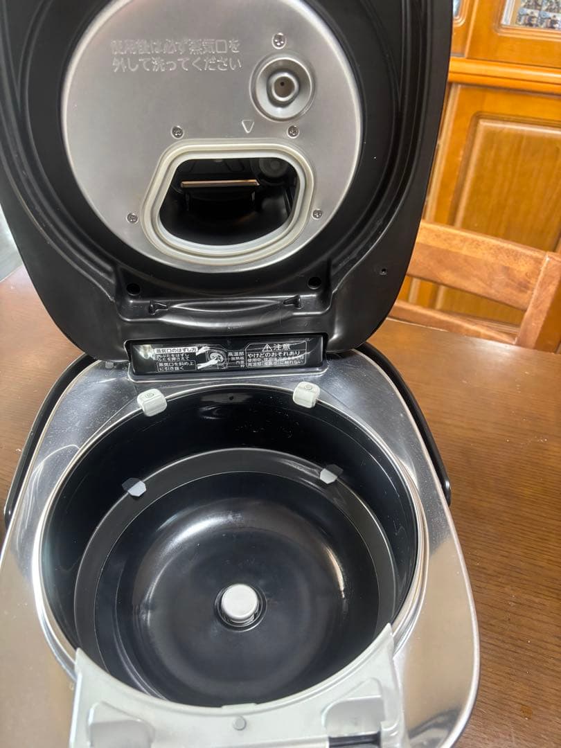 TOSHIBA 真空圧力IHジャー炊飯器　割れた部分あり！