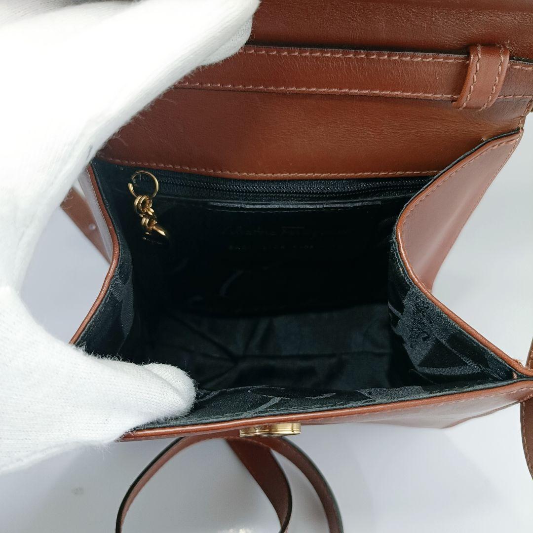 超美品　フェラガモ ブラウン　ミニショルダーバッグ　ガンチーニ金具　リボン