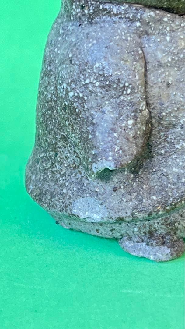 村長自画像　陶器製の口を開けた人形 約10cm カケ有り