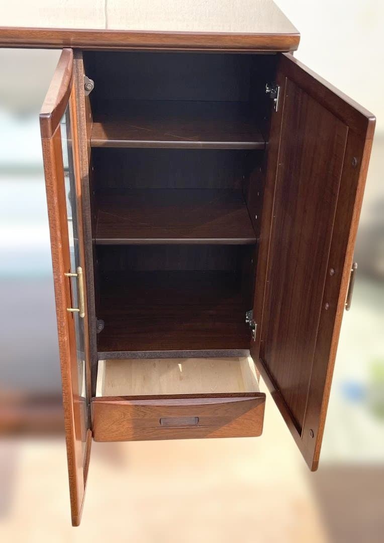 【高級家具】ブラウン木製キャビネット ガラス扉付き 重厚感