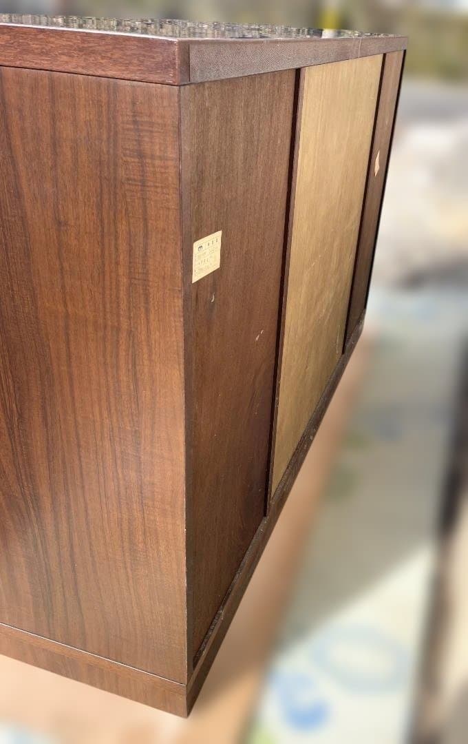 【高級家具】ブラウン木製キャビネット ガラス扉付き 重厚感