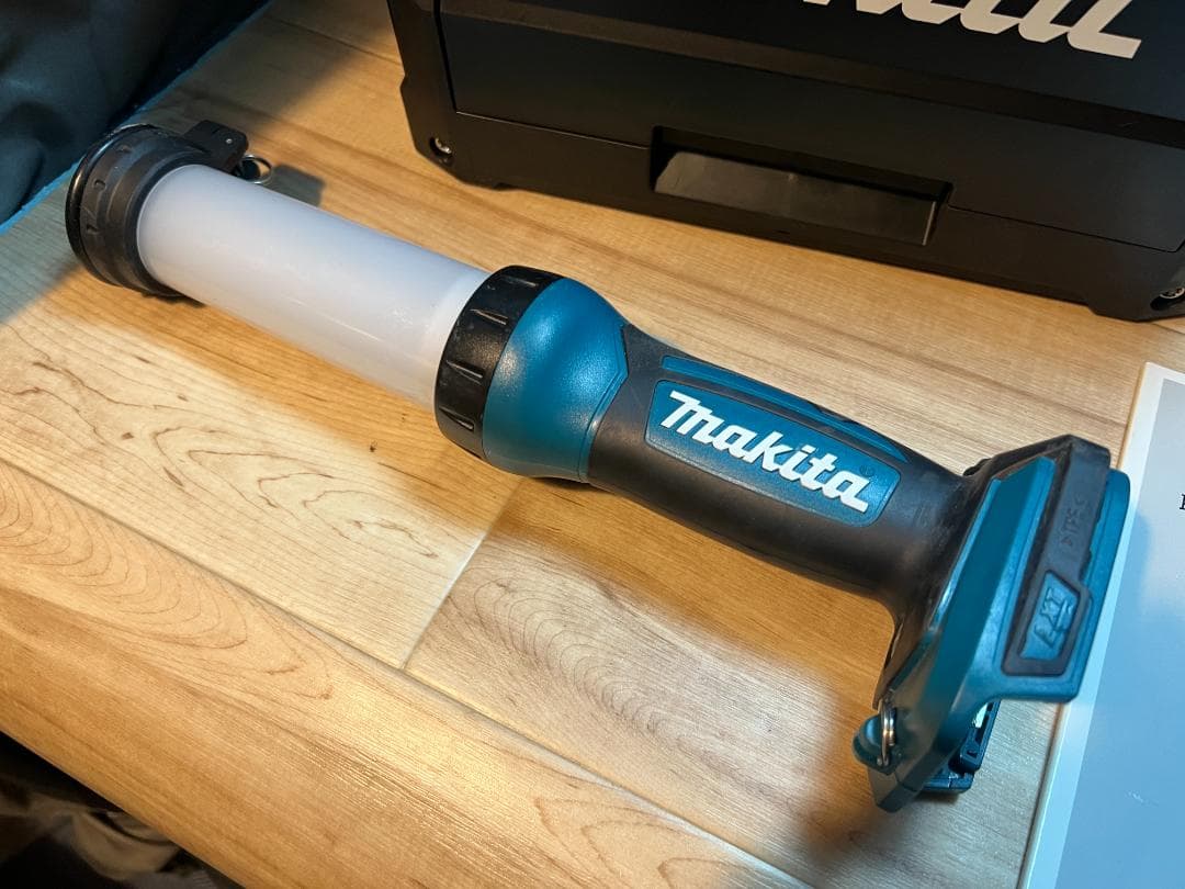 侍*ン様 マキタ 充電式ラジオ付テレビ TV100・ハンディライト ML807