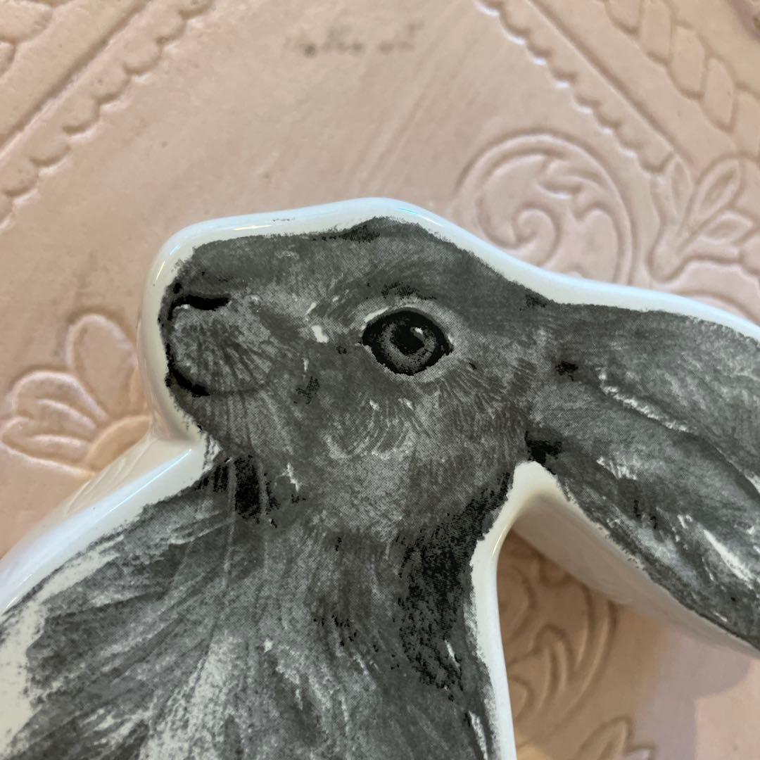 古いうさぎの陶器貯金箱