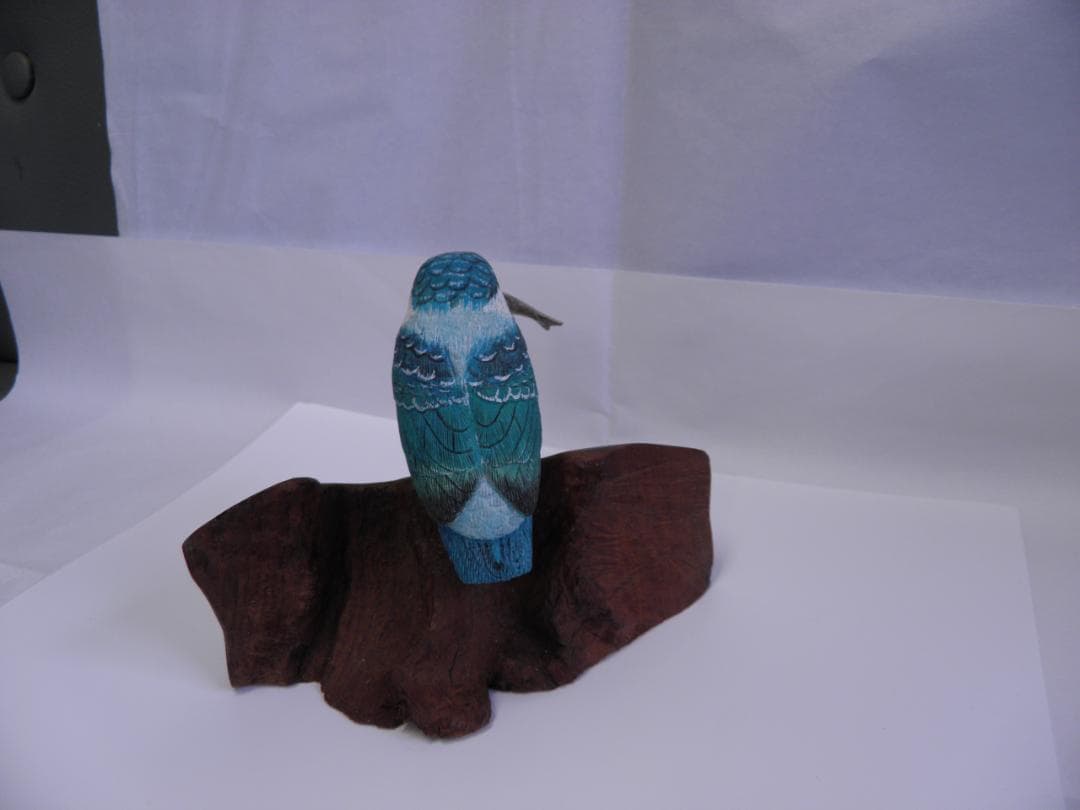 木彫りの鳥　カワセミ餌取り