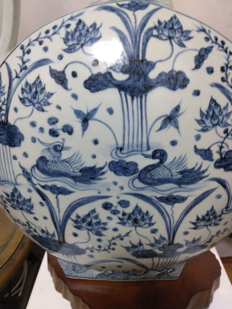 中国美術。青花蓮池水禽紋偏壺。