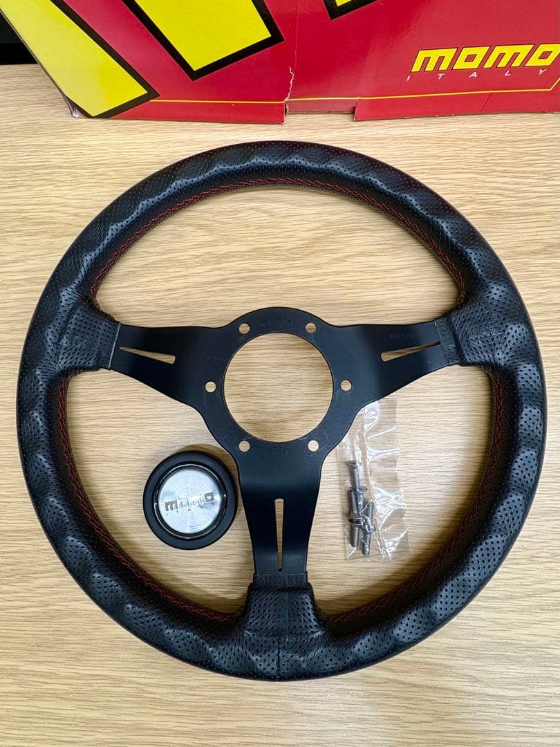momo ステアリング パンチングレザー/赤ステッチ