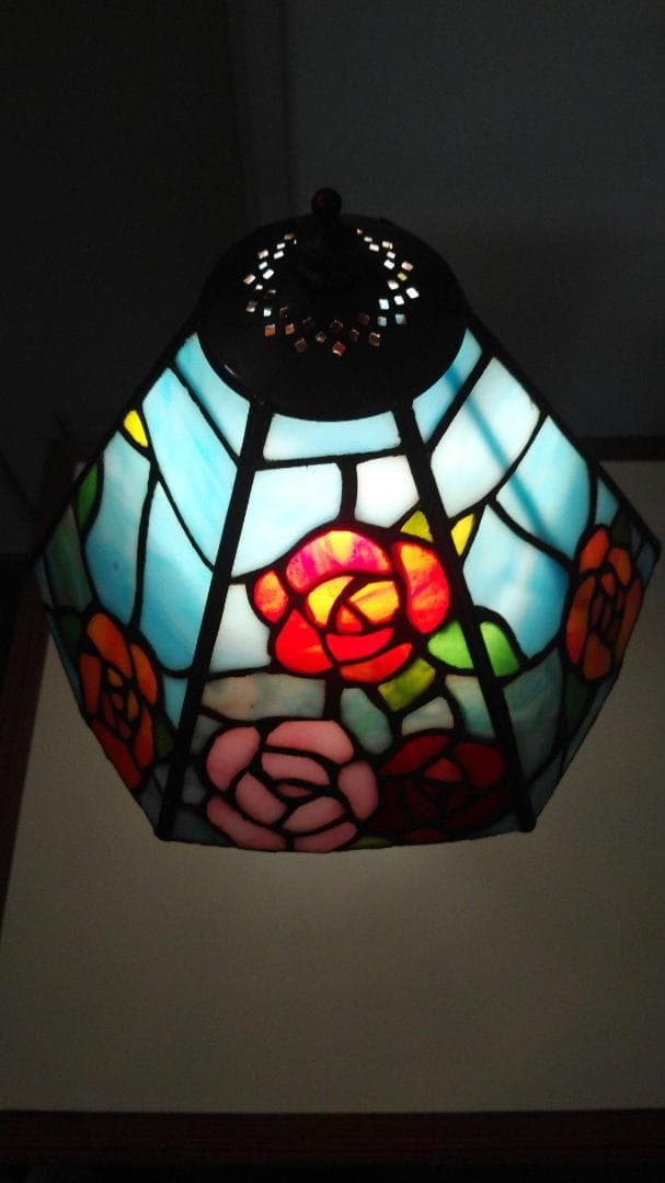 爽やかなブルー ステンドグラス バラが彩る 卓上照明