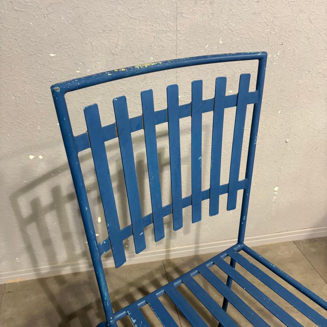 青い金属製ガーデンチェア　アンティーク