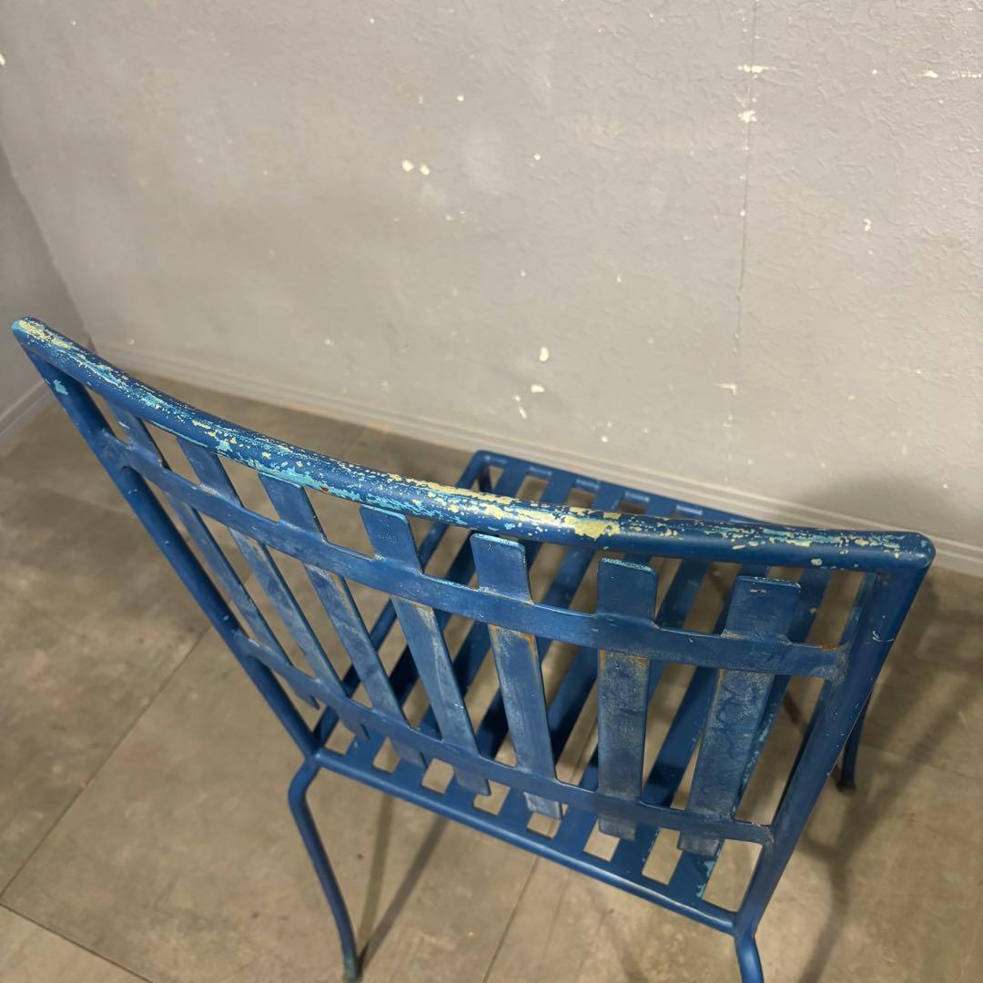青い金属製ガーデンチェア　アンティーク