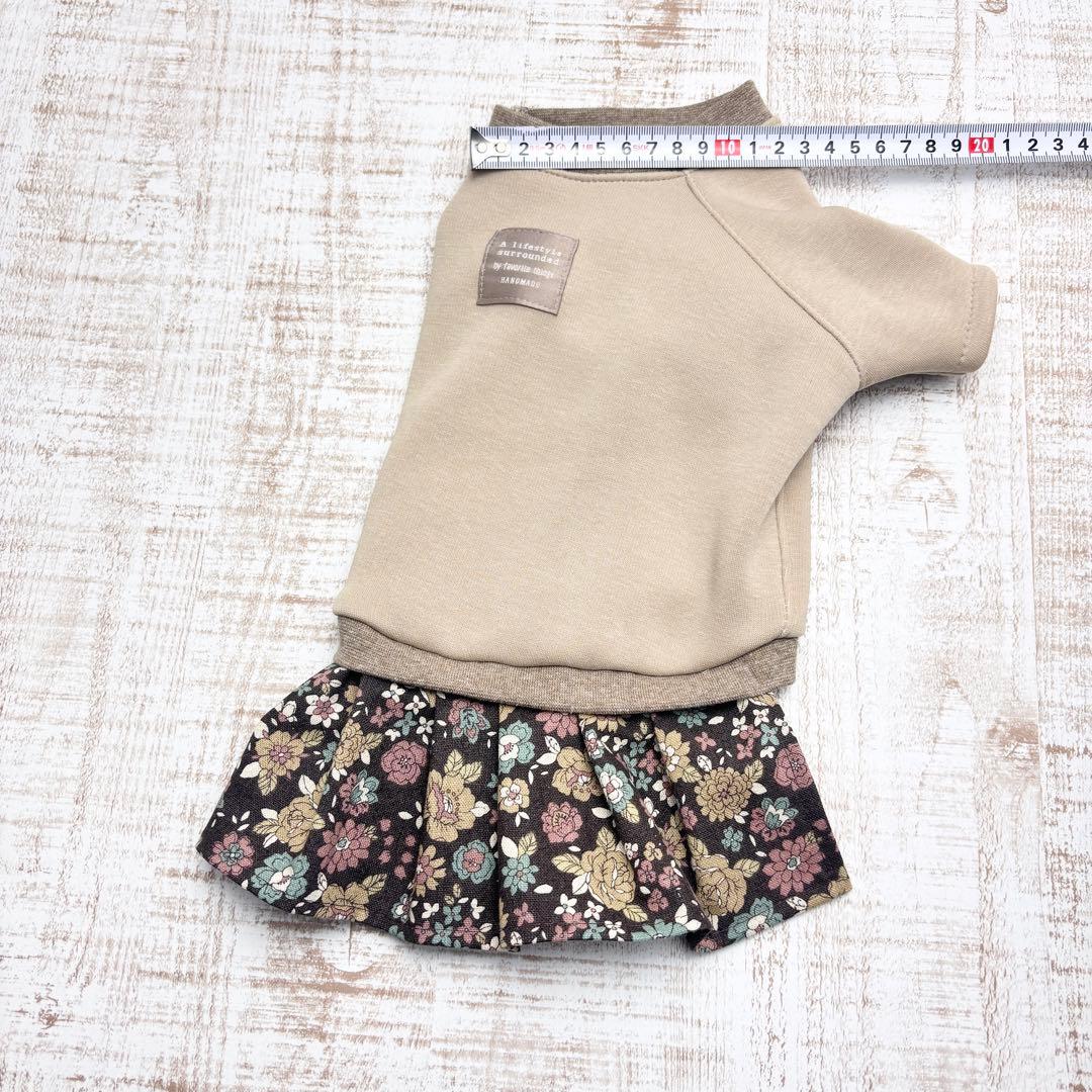 【オーダーページ】犬服　ボンバーヒートのツーピース　薄ベージュ×花柄　袖有・無