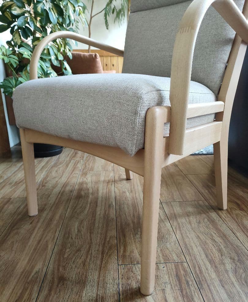 美品　ニトリ　ダイニングチェア　Nコレクション 肘付き　ナチュラルベージュ