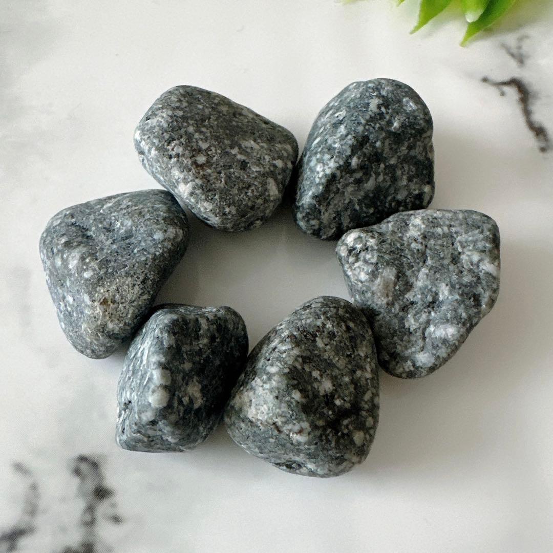 【自然の丸み 遠野霊石】 にぎり石6個｜6つそろって生まれるコロコロ波動