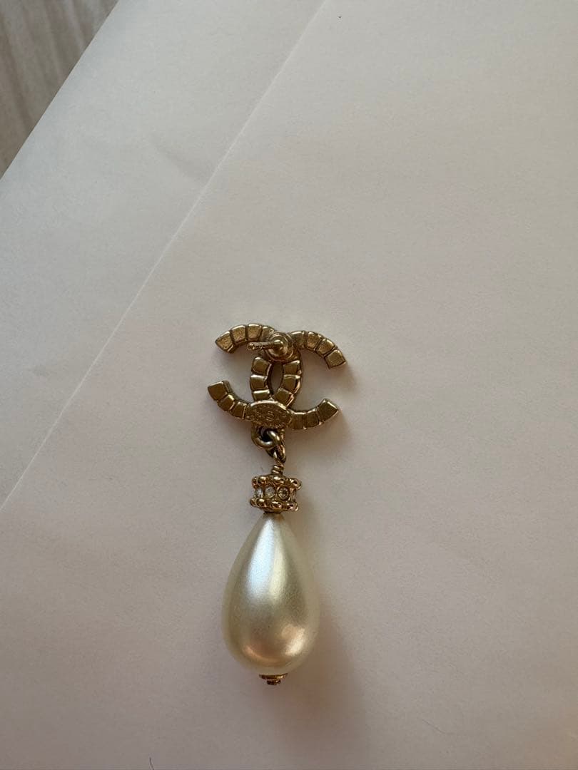 CHANEL ロゴ付きパールピアス(片耳用)