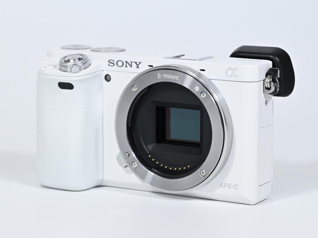 【ほぼ新品】 SONY α6000 レンズキット 《ショット数91》
