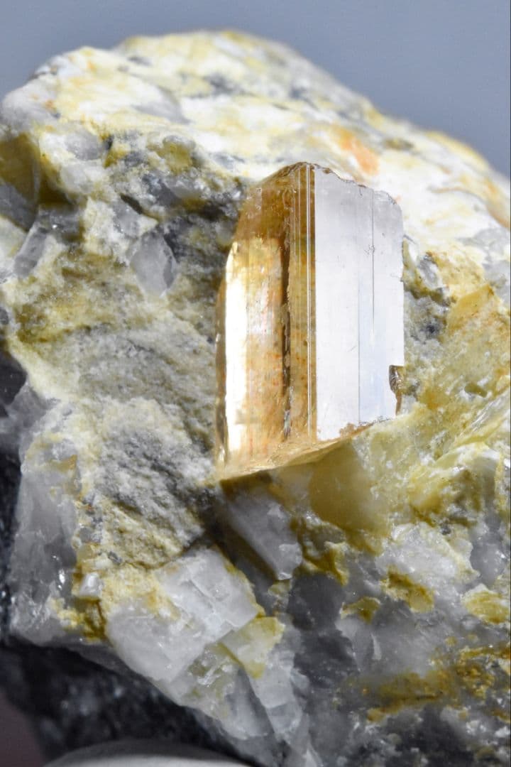 パキスタン カトラン産 ピンクトパーズ原石 母岩付き2