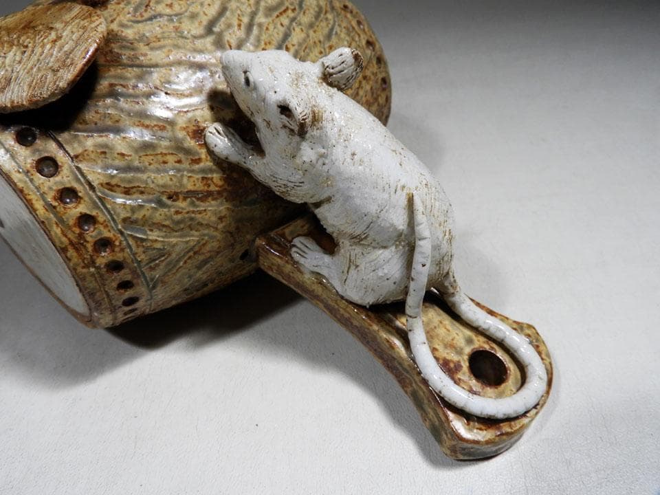 ●瀬戸焼名工 加藤進 (号 信人) 子 小槌に鼠と小判 正月にも 共布 共箱