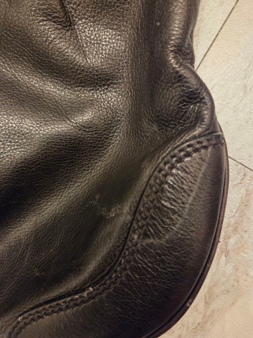 PRADA レザーショルダーバッグ